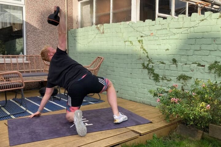 Harry Bullmore performs Turkish get-up